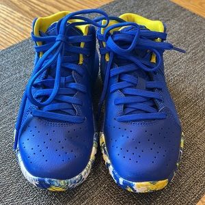 BOYS UNDER ARMOUR GS JET 21 BASKETBALL SHOES ROYAL BLUE YELLOW. SIZE 12K